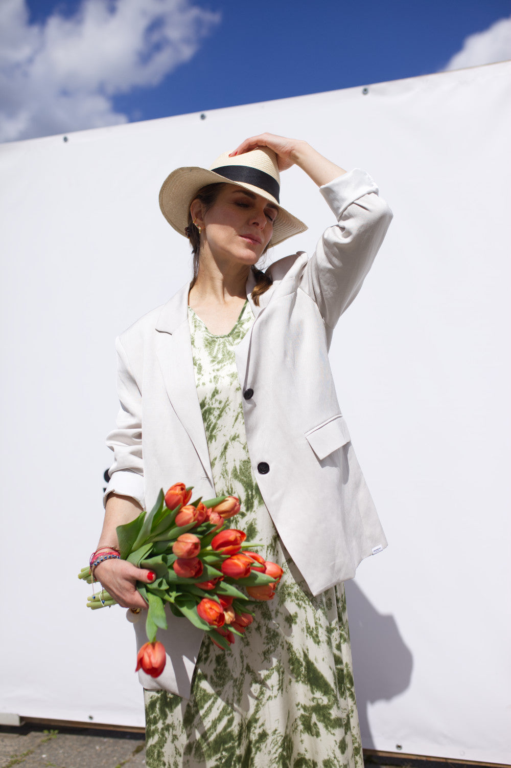 Eleganz trifft Boho-Chic: Weißer Longblazer und grünes Batik-Maxikleid