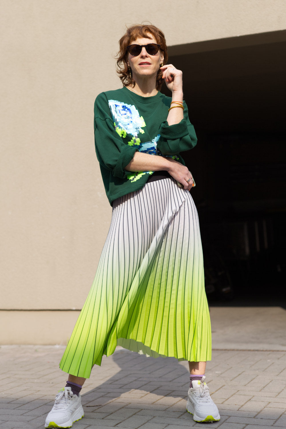 Lässig trifft Glamour – dieses Outfit setzt funkelnde Akzente!