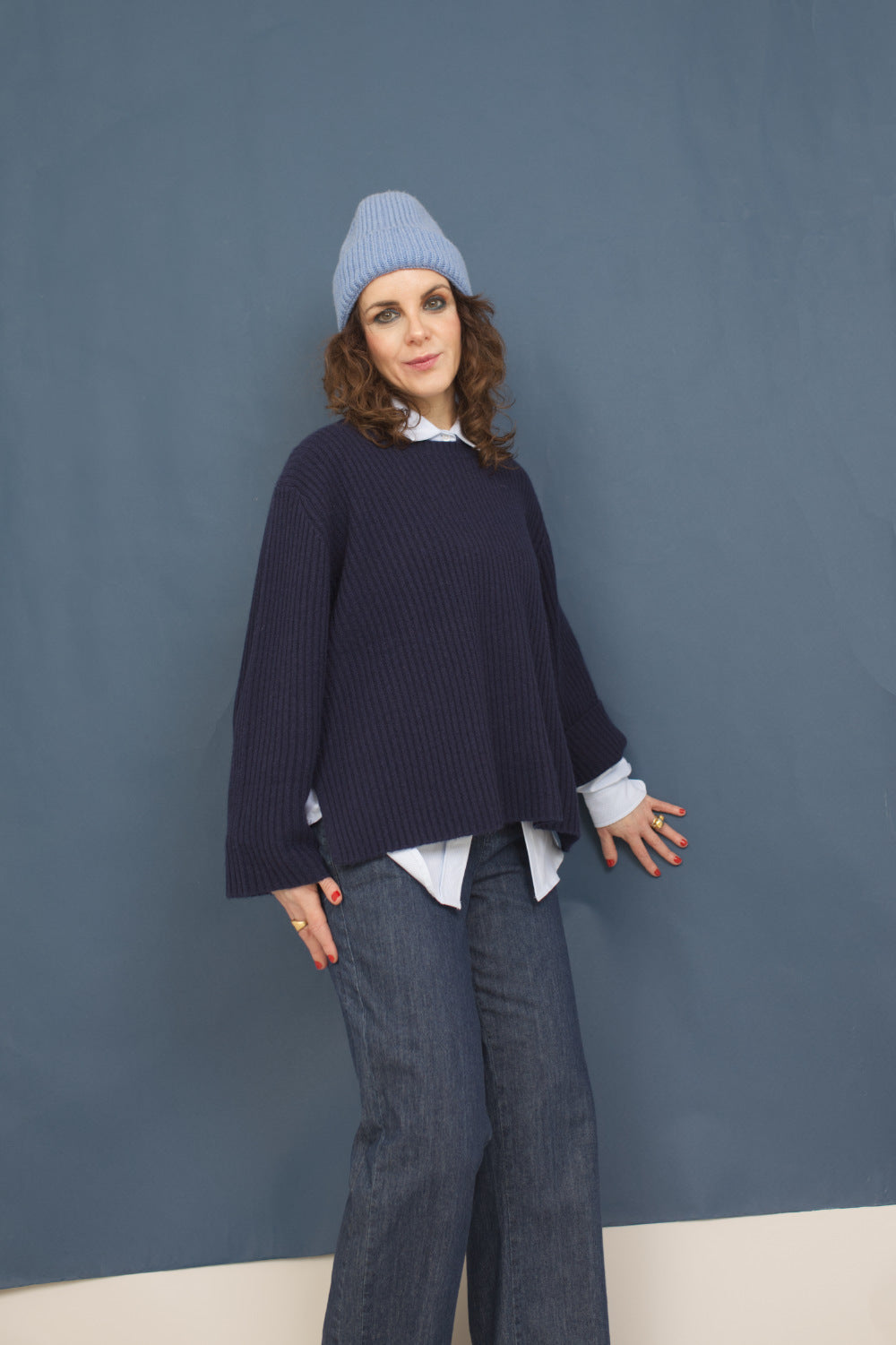 Klassische Eleganz: Der Navy-Pulli von Flona